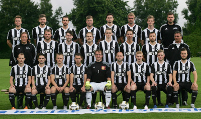 Der Heikendorfer SV präsentiert sich: hinten v.l. Erik Schlahn, Michel Kuss, Philip Süß, Thomas Krusel, Carsten Dienelt, Patrick Johannsen, Johannes Göser, Co-Trainer Axel Mommer: Mitte v.l. Trainer David Lehwald, Jan Wieland, Niklas Janneck, Thomas Borreck, Silko Spierling, Tim Mordhorst, Frederic von Kulaschewitz, Physio Frank Theilen; vorn v.l.: Lukas Frehse, Alexander Rex, Niklas Weiden, Malik Ferhat, Thomas Bohrmann, Oliver Axt, Robert von Fischer-Treuenfeld, Patrick Hörhold, Oliver Schmeling. Es fehlen: Donato Tripaldi, Masuhn Dogan, Tobias Straube, Maik Obels